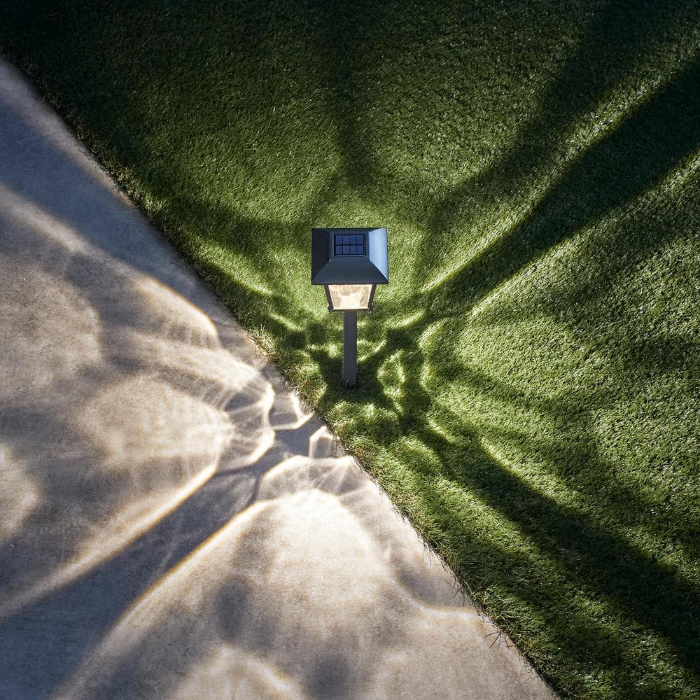 Berkley Jensen 5 Pack Solar LED Pathway Lights 15 Lumen- Graphite Black