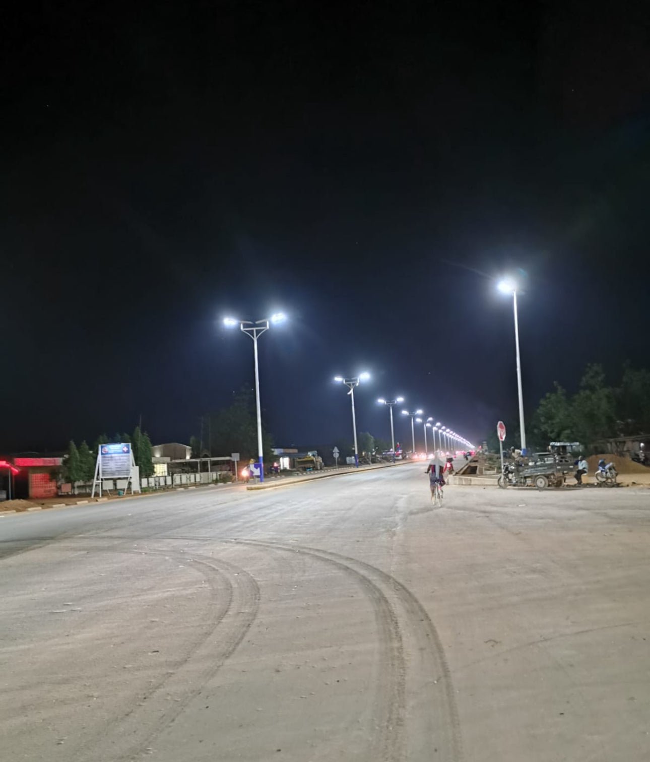 2400w Self Cleaning Solar Street Light Diecast Aluminum - Outdoor Solar Outlet